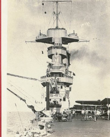 Čelní pohled na můstek USS LEXINGTON CV-2, 1929-1933. Foto: Theodore R. Frederick.